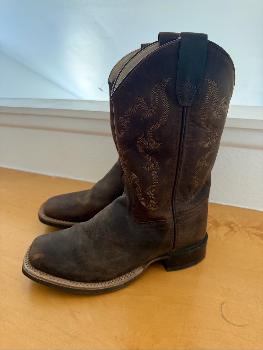 Cody James boys Nash distressed western boots.  Broad square toe - boys size 3